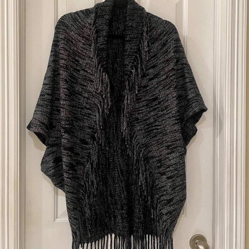 Black & white Ruggine fringed shawl. One size